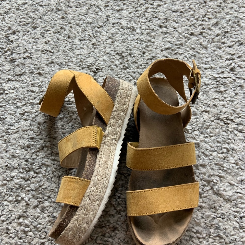 Universal Thread Yellow Platform Sandals - Picture 2 of 4